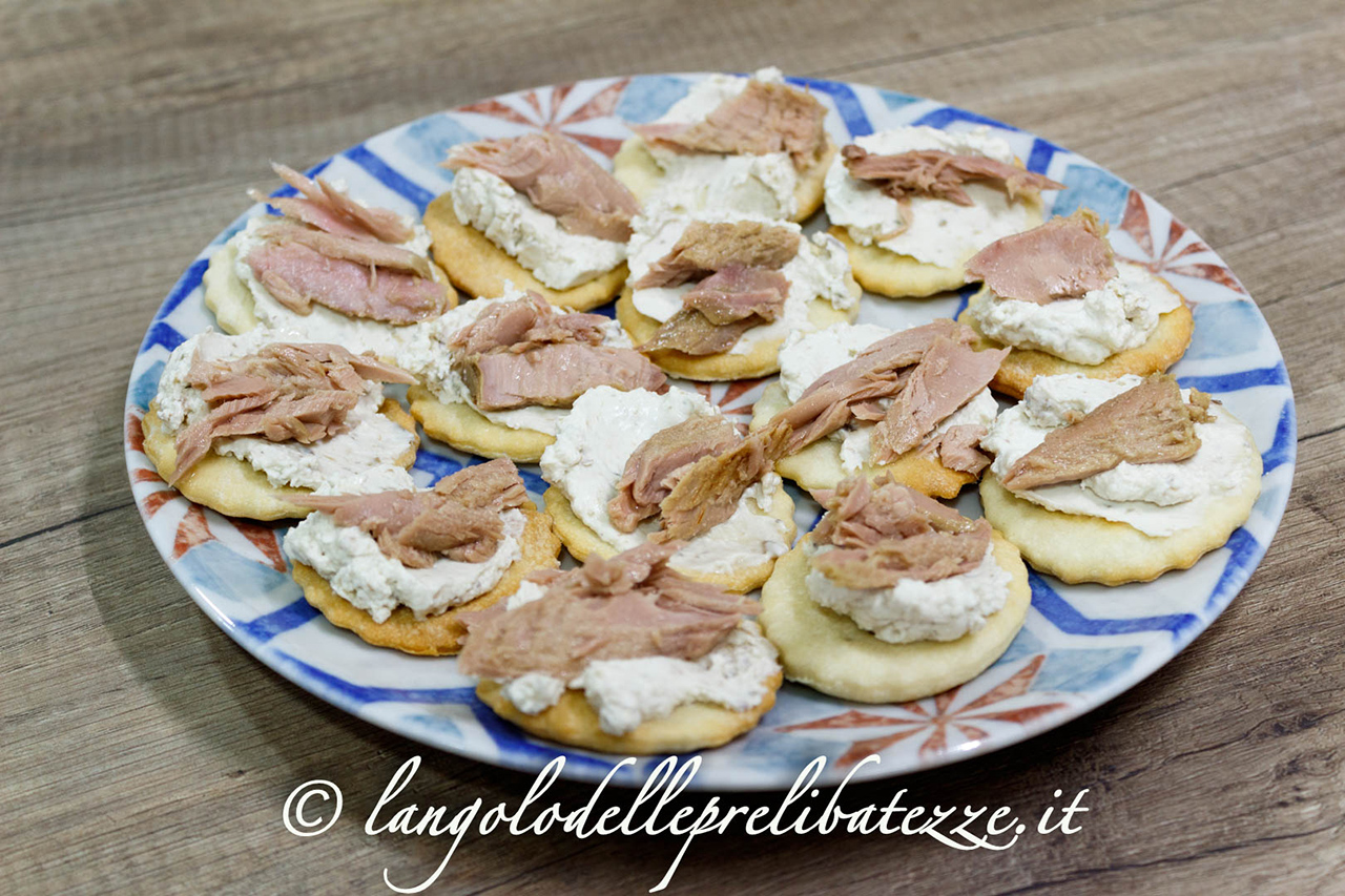 Cracker con crema al mascarpone e tonno | l'Angolo delle Prelibatezze